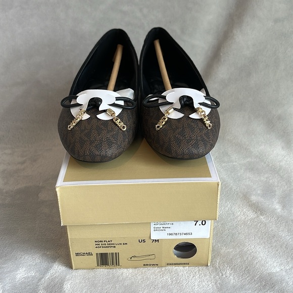 MICHAEL MICHAEL KORS New! Size 7
Nori Logo Ballet Flat - Picture 5 of 5